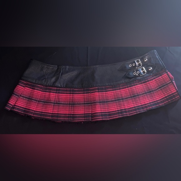 Sexy Micro Red & Black ❤️🖤 Plaid Pleated Skirt Vintage “Rare” Size Small - Picture 3 of 6